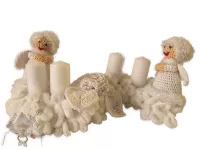 Háčkovaný adventní svícen s andílky - světlo naděje pro zimní čas