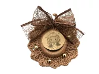 Háčkovaný mini věneček - drobná ozdoba s velkým kouzlem Dubový skřítek Háčkovaný mini věneček - drobná ozdoba s velkým kouzlem kávový