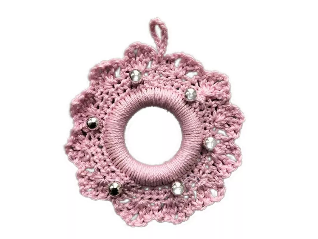 Háčkovaný mini věneček - drobná ozdoba s velkým kouzlem