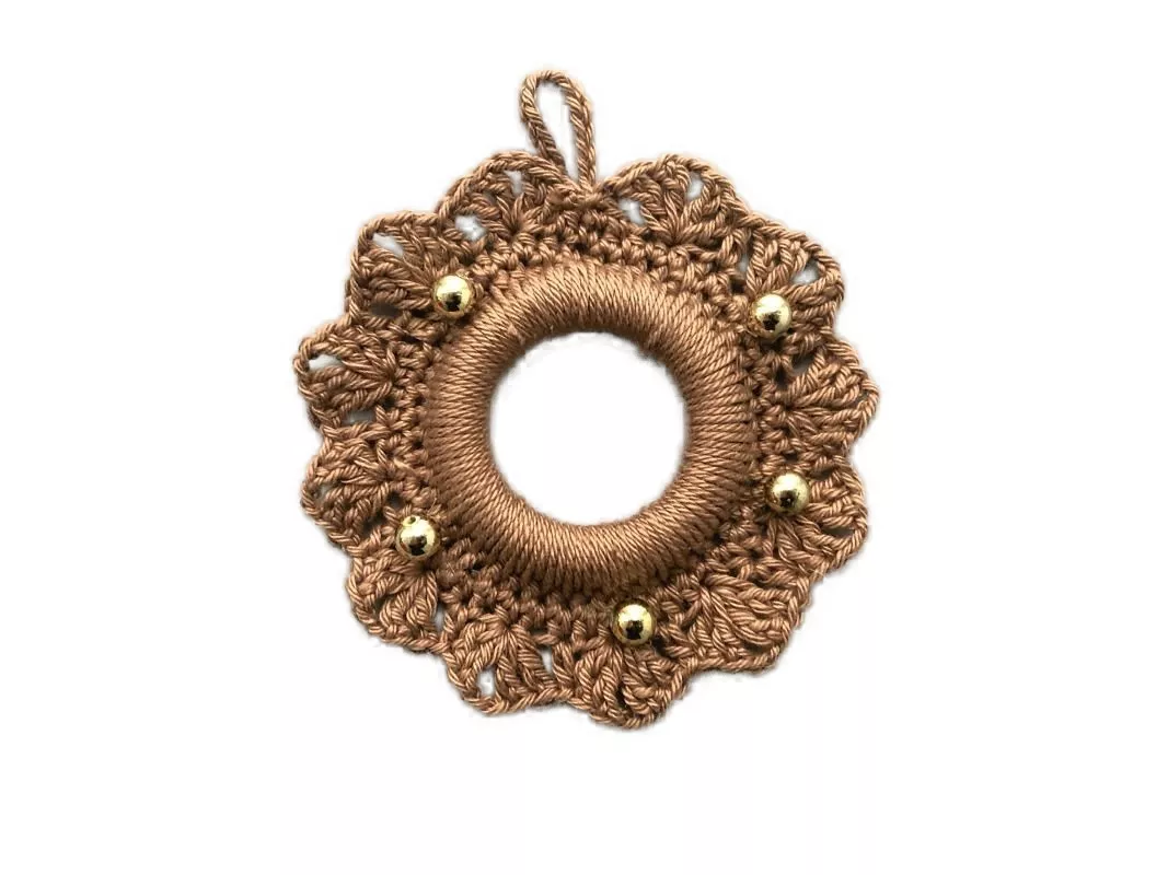 Háčkovaný mini věneček - drobná ozdoba s velkým kouzlem