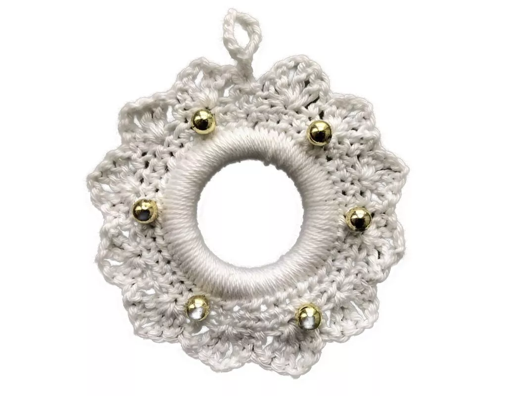 Háčkovaný mini věneček - drobná ozdoba s velkým kouzlem