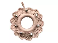 Háčkovaný mini věneček - drobná ozdoba s velkým kouzlem Dubový skřítek Háčkovaný mini věneček - drobná ozdoba s velkým kouzlem