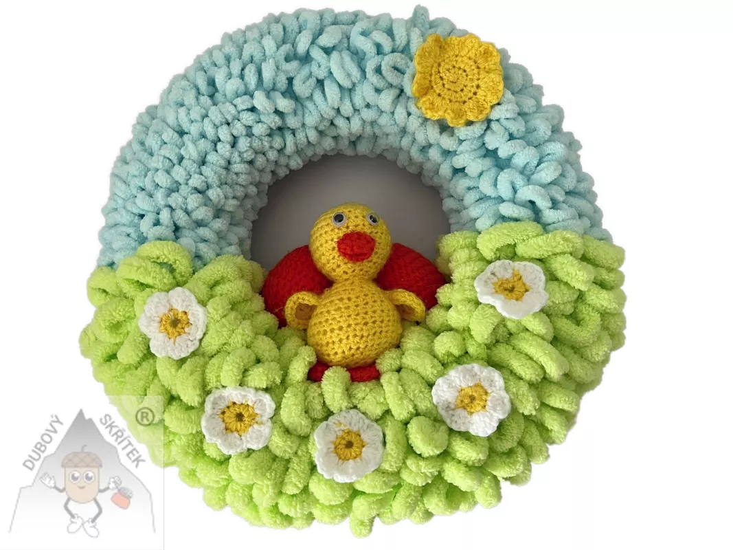 Háčkovaný velikonoční věnec s kuřátkem, modrým a zeleným podkladem a bílými květinami – ruční dekorace na dveře.