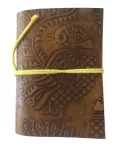 Hnědý zápisník s reliéfním vzorem
