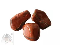 Tromlovaný jaspis brekciový – červenohnědý přírodní kámen s žilkami