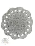 Háčkovaný bílý kulatý podšálek s jemným vzorem – ruční dekorace na stůl