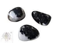 Mramor zebra tromlovaný– přírodní pruhovaný kámen v odstínech bílé a šedé