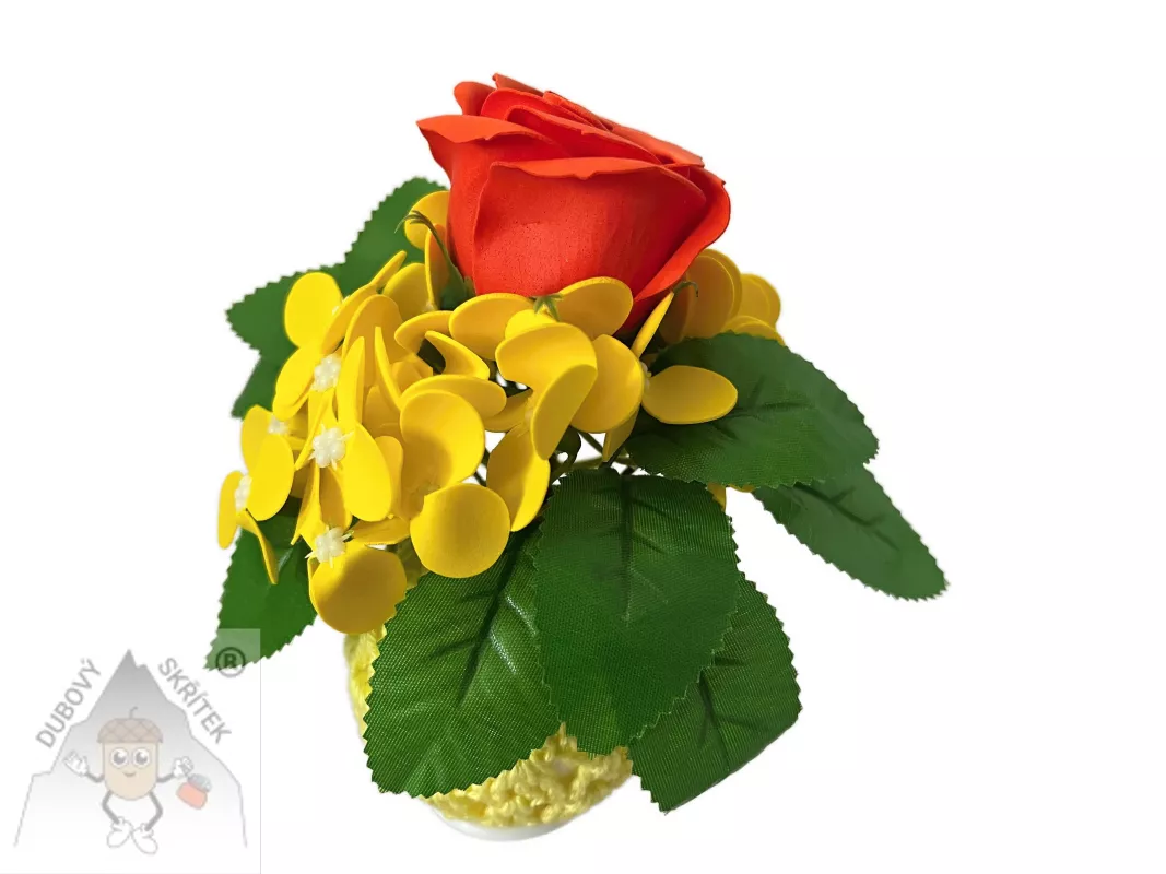 Mýdlová kytice z oranžové růže a žluté hortenzie v polystyrenové kouli obháčkované žlutou přízí – ruční dekorace.