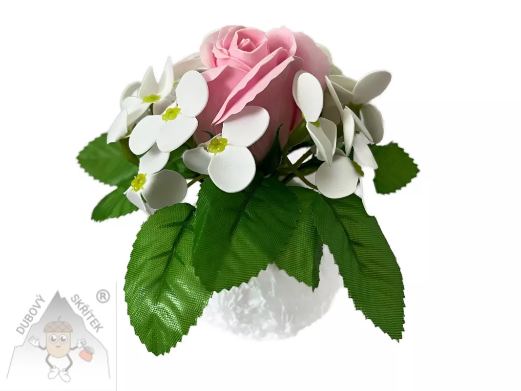 Mýdlová kytice z růžové růže a bílé hortenzie v polystyrenové kouli obháčkované bílou přízí – ruční dekorace