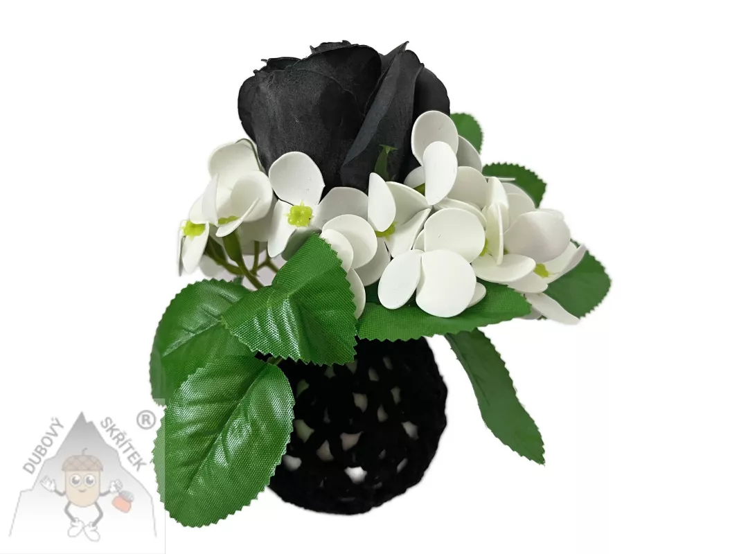 Mýdlová kytice z černé růže a bílé hortenzie v polystyrenové kouli obháčkované černou přízí – ruční dekorace