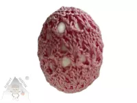 Polystyrénové vajíčko obháčkované růžovou přízí s krajkovým vzorem, ruční velikonoční dekorace.