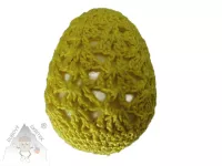 Polystyrénové vajíčko obháčkované světle žlutou přízí s krajkovým vzorem, ruční velikonoční dekorace.