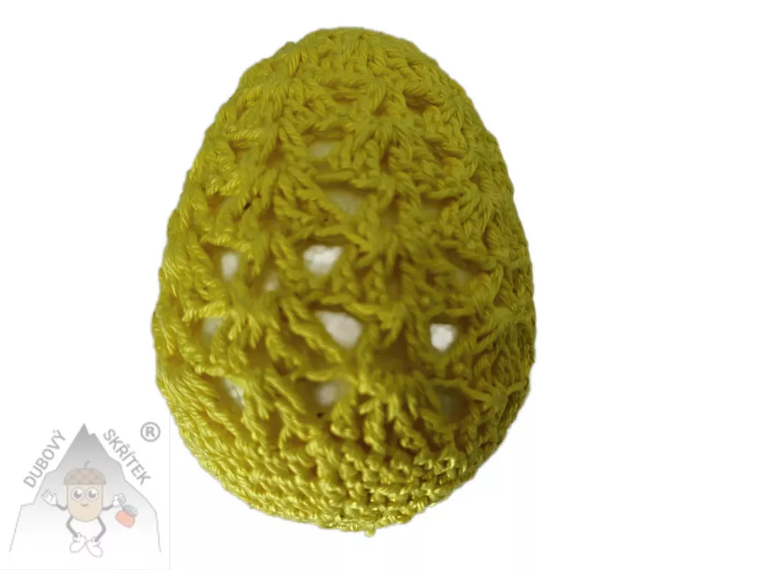Polystyrénové vajíčko obháčkované světle žlutou přízí s krajkovým vzorem, ruční velikonoční dekorace.
