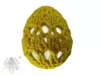 Polystyrénové vajíčko obháčkované tmavě žlutou přízí s krajkovým vzorem, ruční velikonoční dekorace.