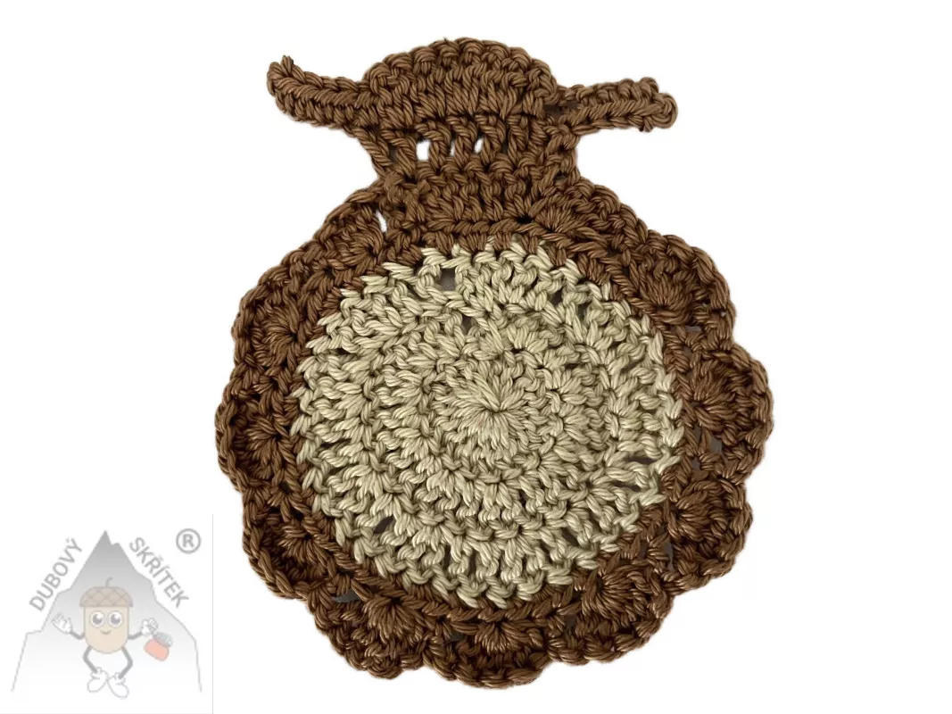 Háčkovaný podšálek ve tvaru ovečky – ručně vyrobená dekorace na stůl