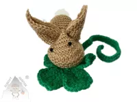 Pletený velikonoční zajíček – ruční dekorace pro sváteční stůl Dubový skřítek Pletený zajíček z hnědé příze s dlouhými ušima, černými korálkovými očky a bílým ocáskem, ruční velikonoční dekorace