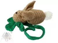 Pletený velikonoční zajíček – ruční dekorace pro sváteční stůl Dubový skřítek Pletený zajíček z hnědé příze s dlouhými ušima, černými korálkovými očky a bílým ocáskem, ruční velikonoční dekorace