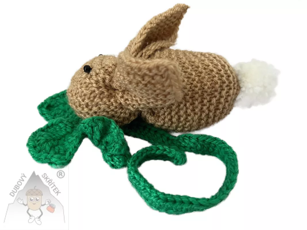 Pletený zajíček z hnědé příze s dlouhými ušima, černými korálkovými očky a bílým ocáskem, ruční velikonoční dekorace