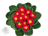 Háčkovaná primulka s červenými květy a zelenými listy – ruční dekorace