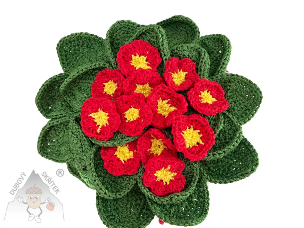 Háčkovaná primulka s červenými květy a zelenými listy – ruční dekorace