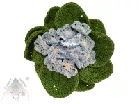 Háčkovaná primulka s modrými květy a zelenými listy – ruční dekorace