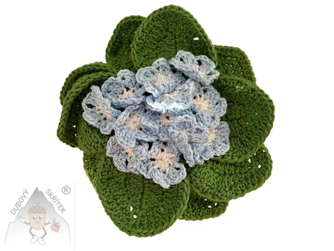 Háčkovaná primulka s modrými květy a zelenými listy – ruční dekorace