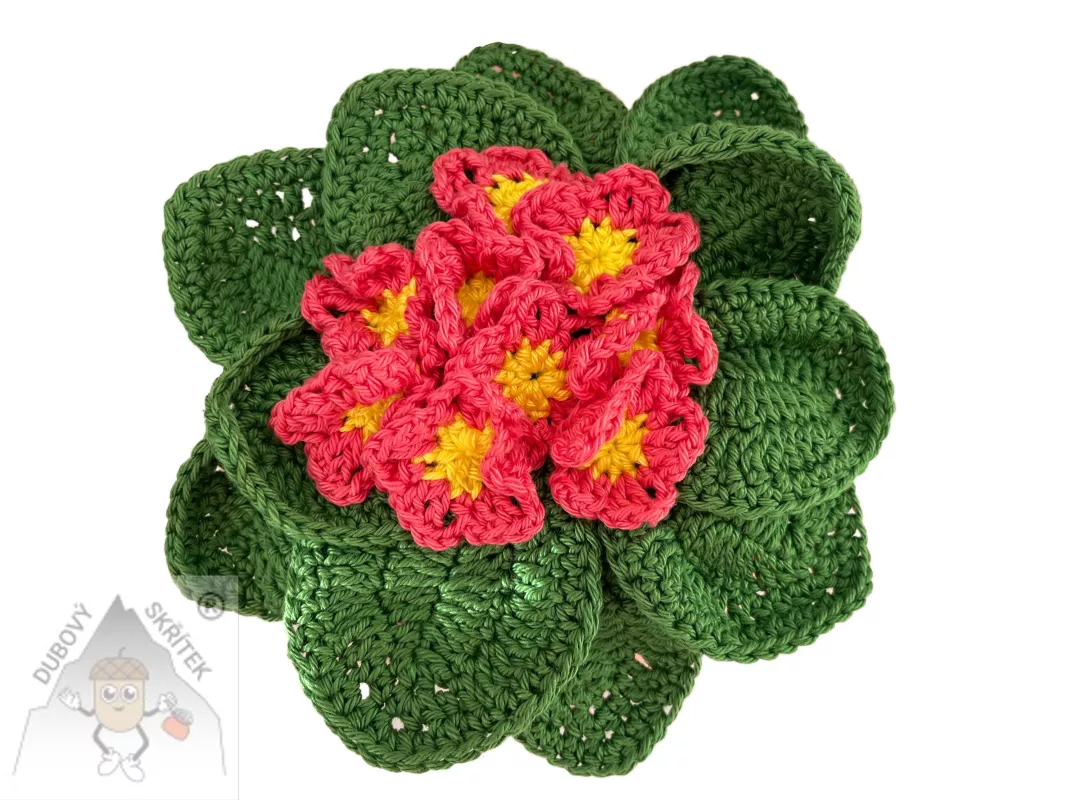 Háčkovaná primulka s růžovými květy a zelenými listy – ruční dekorace