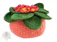 Háčkovaná primulka s růžovými květy a zelenými listy – ruční dekorace