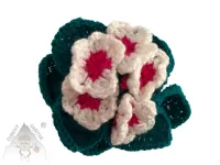 Primulka z háčku v hrníčku s bílými kvítky a zelenými lístky - ruční práce