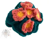 Háčkovaná primulka se tsvětle růžovými květy a zelenými listy – ruční dekoraceáčkovaná primulka v hrníčku