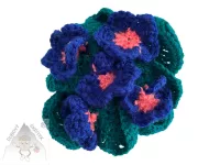 Háčkovaná primulka s tmavě modrými květy a zelenými listy – ruční dekorace