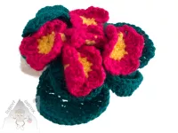 HHáčkovaná primulka s tmavě růžovými květy a zelenými listy – ruční dekoraceáčkovaná primulka v hrníčku