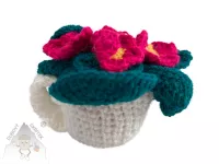 HHáčkovaná primulka s tmavě růžovými květy a zelenými listy – ruční dekoraceáčkovaná primulka v hrníčku