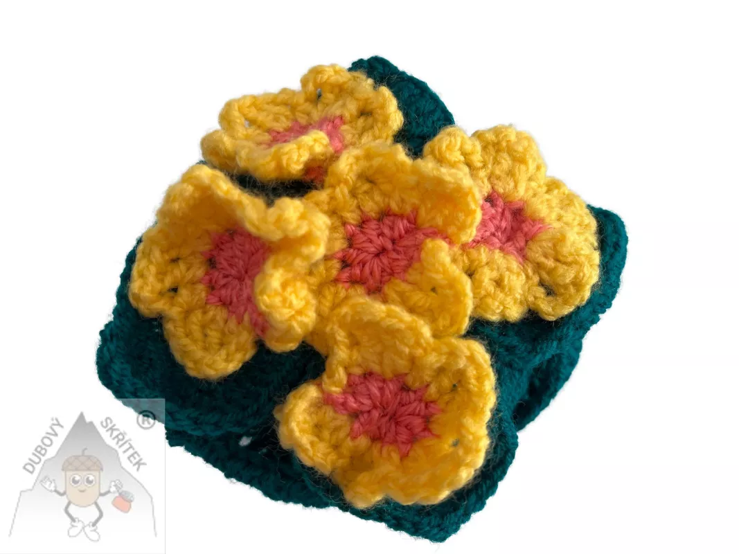 Háčkovaná primulka se žlutými květy a zelenými listy – ruční dekorace