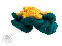 Háčkovaná primulka se žlutými květy a zelenými listy – ruční dekorace