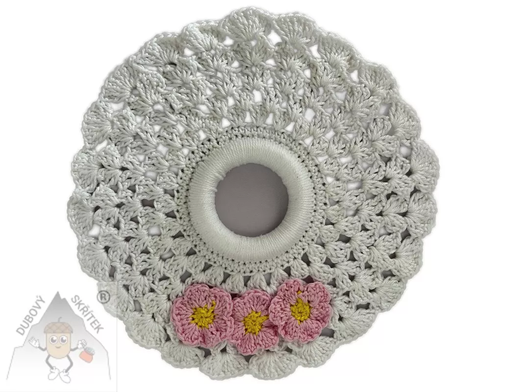 Bílá háčkovaná kulatá dečka zdobená třemi růžovými šípkovými růžičkami