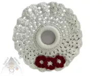 Háčkovaná bílá kulatá dečka se třemi vínovými kytičkami 