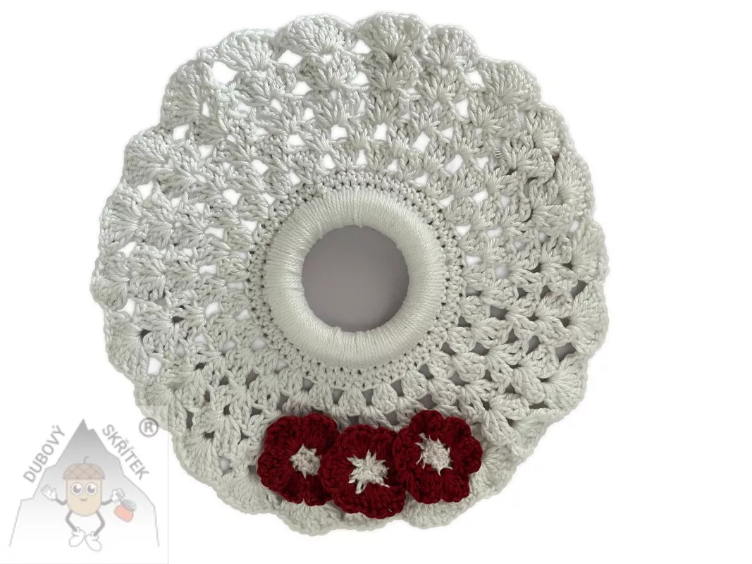 Háčkovaná bílá kulatá dečka se třemi vínovými kytičkami 