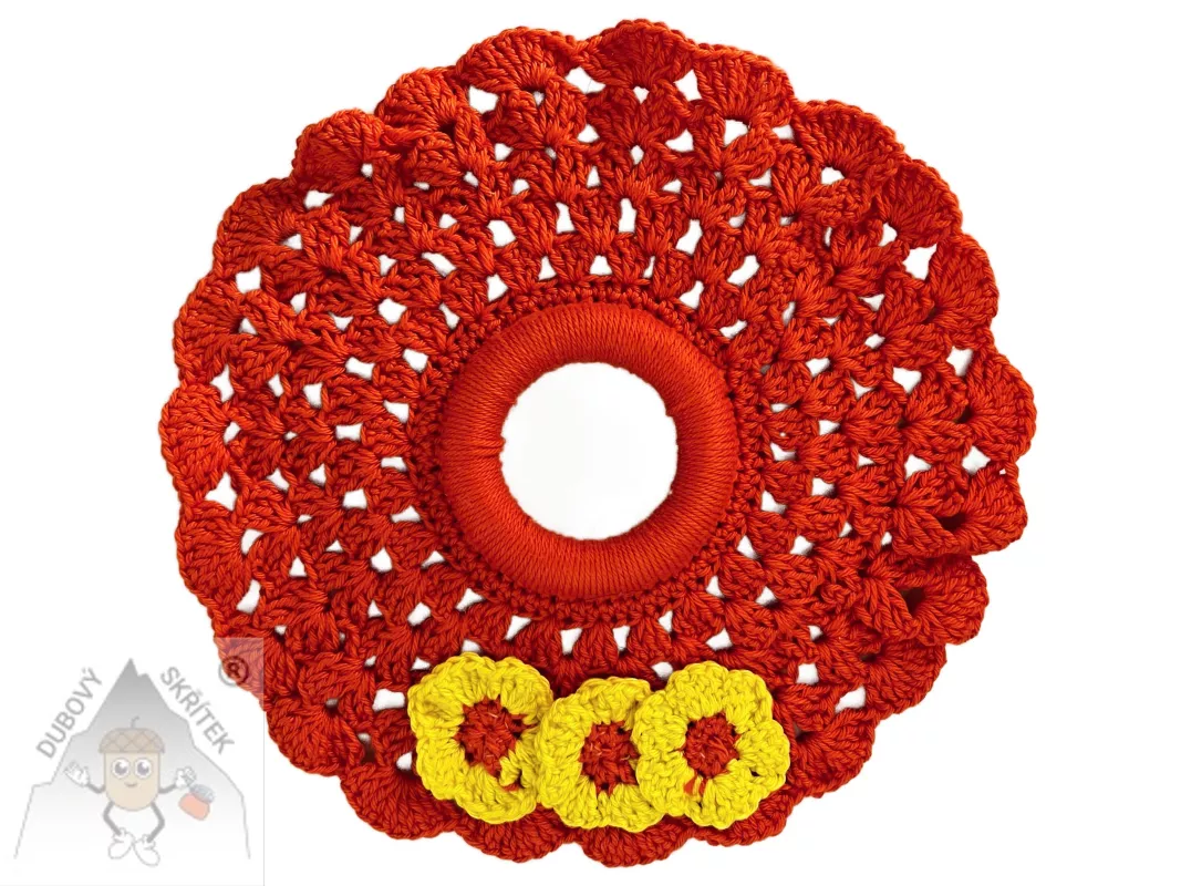 Háčkovaná oranžová kulatá dečka se třemi žlutými kytičkami 