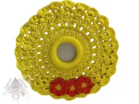 Háčkovaná žlutá kulatá dečka se třemi oranžovými kytičkami 