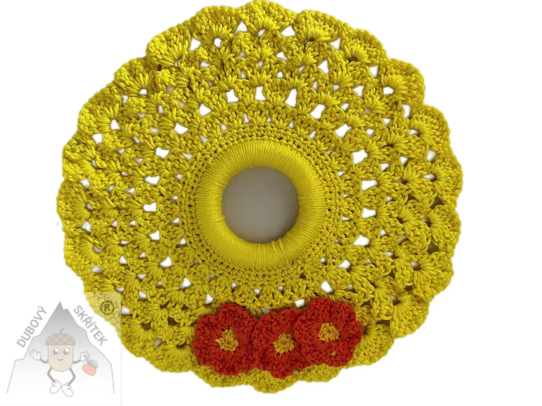 Háčkovaná žlutá kulatá dečka se třemi oranžovými kytičkami 