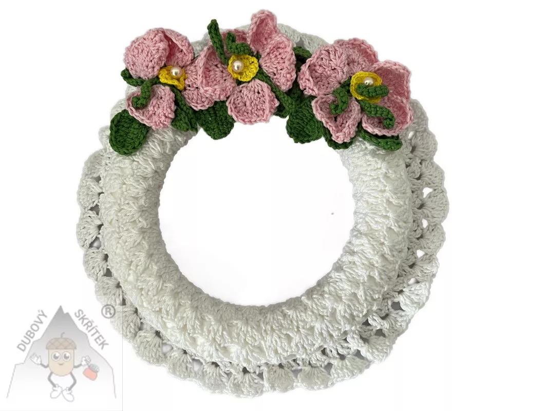 Háčkovaný bílý věneček zdobený růžovými šípkovými růžičkami a zelenými lístky – ruční dekorace