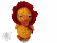 Háčkované káčátko z akrylové příze s červeným čepečkem a oranžovým zobáčkem – ruční výroba, dekorace