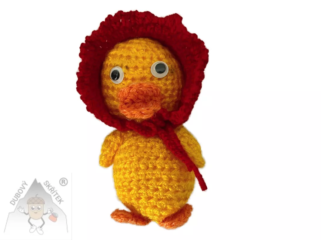 Háčkované káčátko z akrylové příze s červeným čepečkem a oranžovým zobáčkem – ruční výroba, dekorace