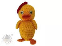 Háčkované káčátko z akrylové příze s červenou kytičkou a oranžovým zobáčkem – ruční výroba, dekorace