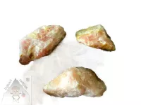 Surový kámen růženínu s jemnou růžovou barvou 