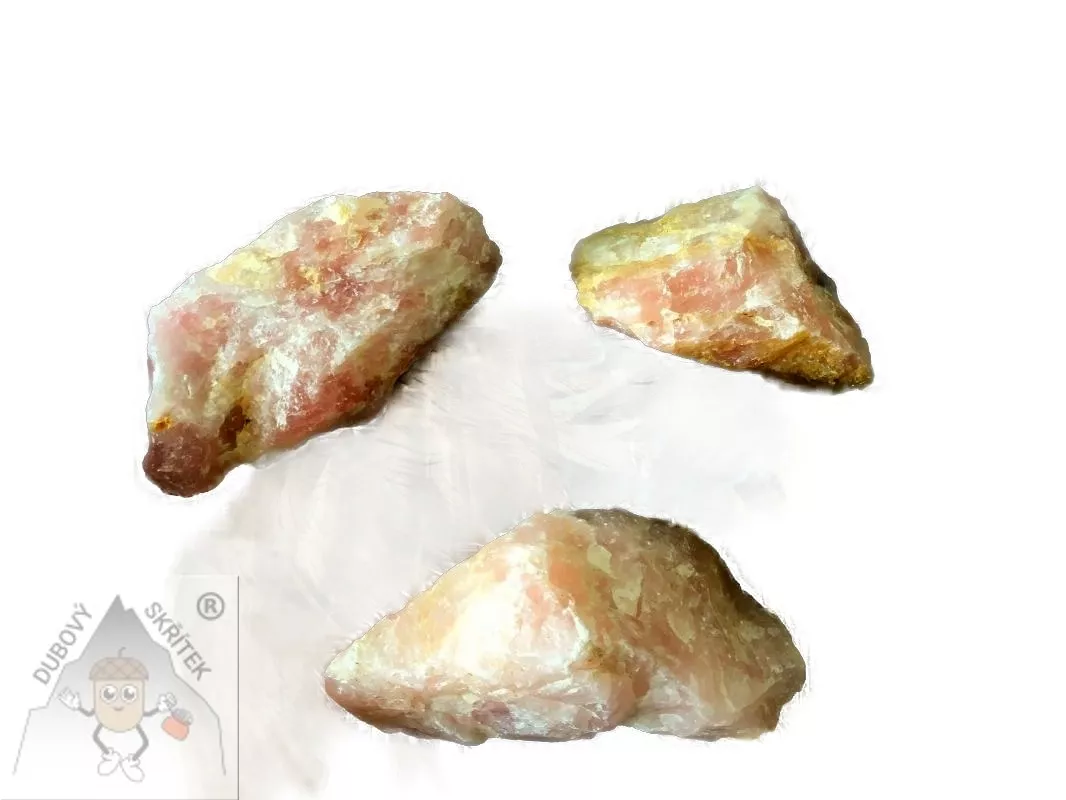 Surový kámen růženínu s jemnou růžovou barvou 