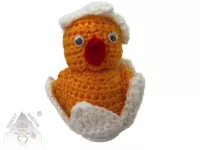 Roztomilé háčkované kuřátko vykukující z bílé skořápky – originální velikonoční dekorace