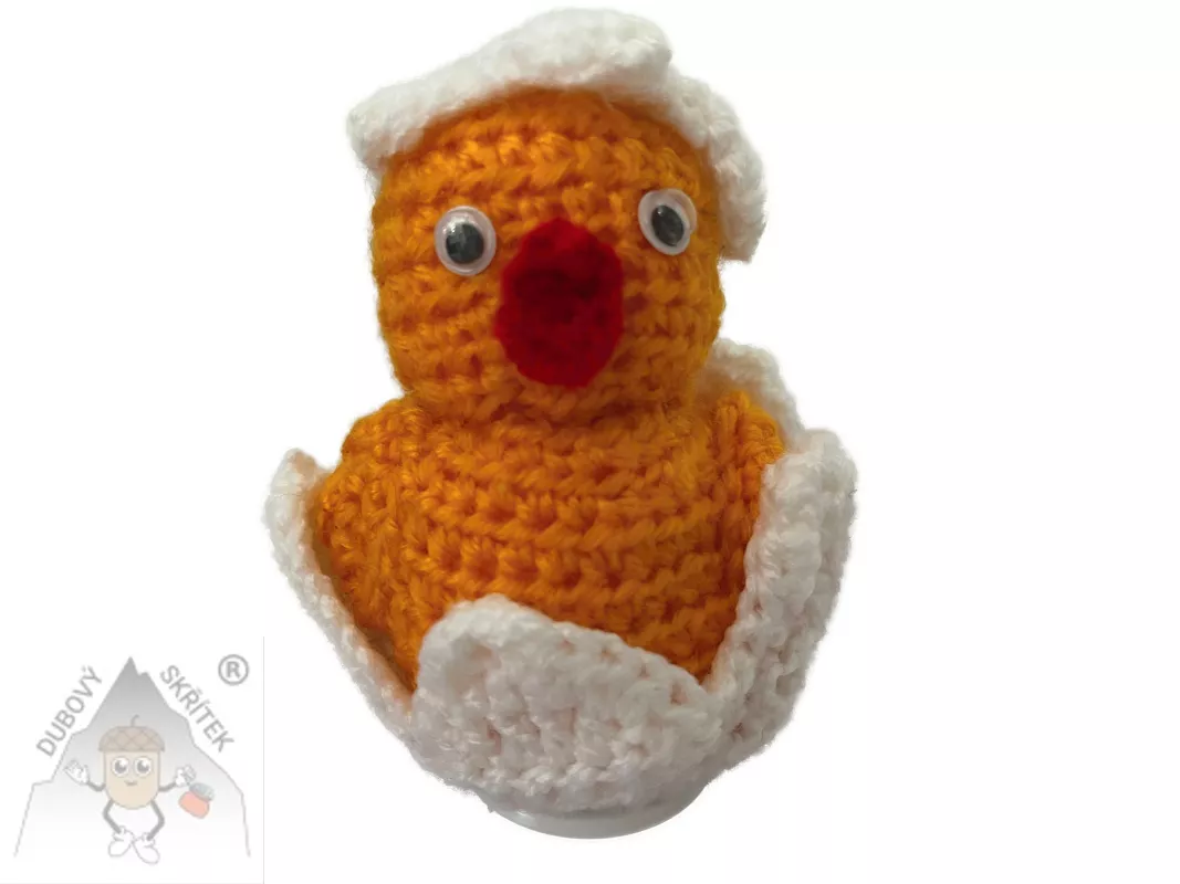 Roztomilé háčkované kuřátko vykukující z bílé skořápky – originální velikonoční dekorace