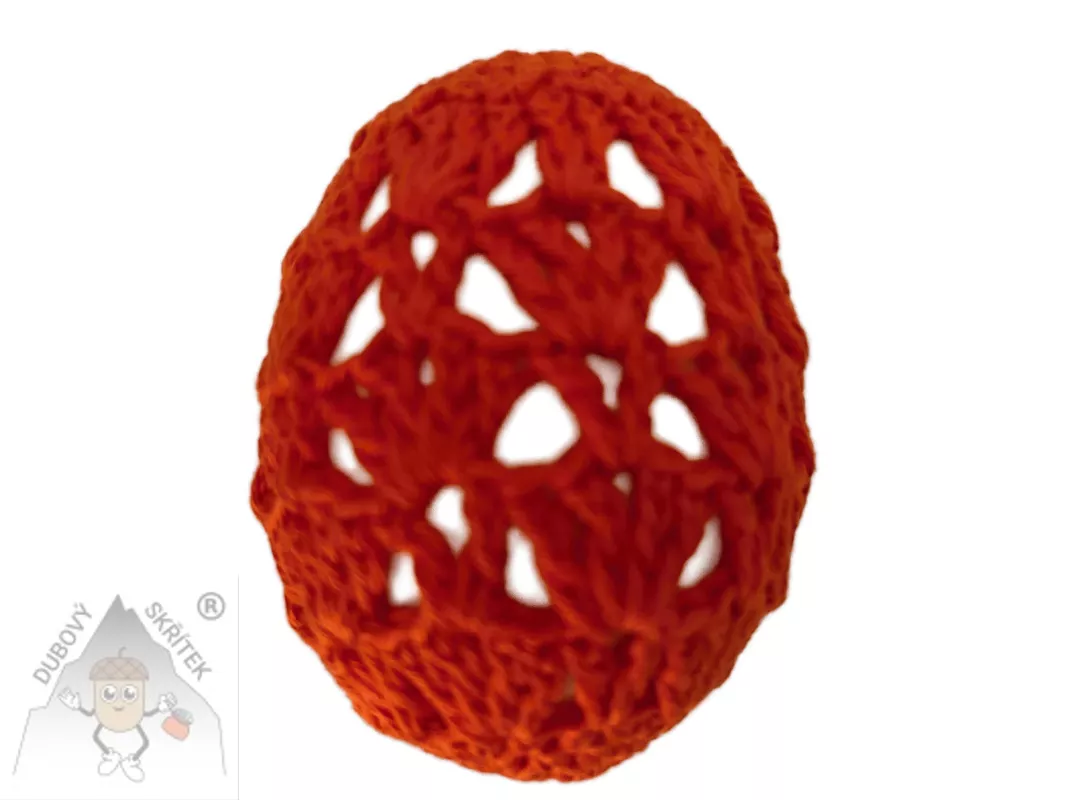 Polystyrénové vajíčko obháčkované oranžovou přízí s krajkovým vzorem, ruční velikonoční dekorace.